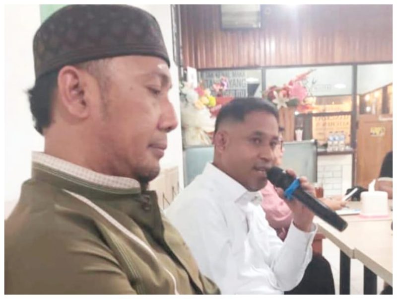 Keterangan Gambar: Wakil Ketua II DPRK Teluk Bintuni, Yasman Yasir, terlihat mendampingi Bupati Teluk Bintuni, Yohanis Manibuy (memakai peci hitam), dalam sebuah acara. (Foto: Istimewa)
