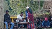 Keterangan Gambar: Warga Kampung Gondura, Distrik Gelok Beam, menerima Bantuan Sosial dan Program Keluarga Harapan (PKH) dari petugas. Tepat Sasaran! Sebanyak 61 keluarga petani menerima bantuan senilai Rp400 ribu. Warga mengapresiasi langkah cepat Pemkab Lanny Jaya. (Foto: Cr/MPR)