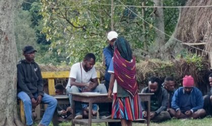 Keterangan Gambar: Warga Kampung Gondura, Distrik Gelok Beam, menerima Bantuan Sosial dan Program Keluarga Harapan (PKH) dari petugas. Tepat Sasaran! Sebanyak 61 keluarga petani menerima bantuan senilai Rp400 ribu. Warga mengapresiasi langkah cepat Pemkab Lanny Jaya. (Foto: Cr/MPR)