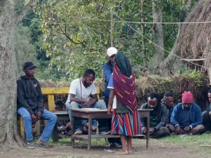 Keterangan Gambar:
Warga Kampung Gondura, Distrik Gelok Beam, menerima Bantuan Sosial dan Program Keluarga Harapan (PKH) dari petugas.
Tepat Sasaran! Sebanyak 61 keluarga petani menerima bantuan senilai Rp400 ribu. Warga mengapresiasi langkah cepat Pemkab Lanny Jaya.
(Foto: Cr/MPR)