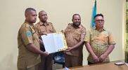 Keterangan Gambar: Yohanis Fatubun (kanan) menerima SK sebagai Plt Kabag Kesra Setda Teluk Bintuni dari Plt Asisten III, Yohanis Manobi (kiri), disaksikan oleh Plt Sekda (tengah) serta pejabat Plt Kabag Kesra sebelumnya.