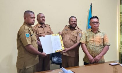 Keterangan Gambar: Yohanis Fatubun (kanan) menerima SK sebagai Plt Kabag Kesra Setda Teluk Bintuni dari Plt Asisten III, Yohanis Manobi (kiri), disaksikan oleh Plt Sekda (tengah) serta pejabat Plt Kabag Kesra sebelumnya.