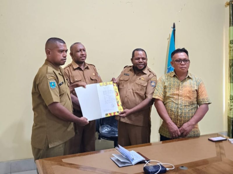 Keterangan Gambar:
Yohanis Fatubun (kanan) menerima SK sebagai Plt Kabag Kesra Setda Teluk Bintuni dari Plt Asisten III, Yohanis Manobi (kiri), disaksikan oleh Plt Sekda (tengah) serta pejabat Plt Kabag Kesra sebelumnya.
