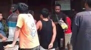 Puluhan karyawan meminta penjelasan kepada pihak perusahaan terkait upah mereka. Meskipun sempat terjadi percakapan melalui sambungan telepon, namun tidak ada penjelasan yang pasti dari pihak perusahaan. Selasa (15/7), sumber: karyawan.