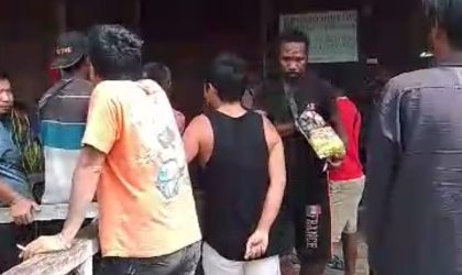 Puluhan karyawan meminta penjelasan kepada pihak perusahaan terkait upah mereka. Meskipun sempat terjadi percakapan melalui sambungan telepon, namun tidak ada penjelasan yang pasti dari pihak perusahaan. Selasa (15/7), sumber: karyawan.