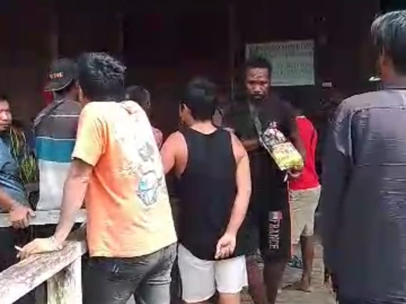 Puluhan karyawan meminta penjelasan kepada pihak perusahaan terkait upah mereka. Meskipun sempat terjadi percakapan melalui sambungan telepon, namun tidak ada penjelasan yang pasti dari pihak perusahaan.
Selasa (15/7), sumber: karyawan.