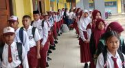 Dalam gambar tampak siswa-siswi berseragam putih merah (SD) yang merupakan calon peserta didik baru di SMPN Terpadu Bintuni. Selasa, 15 Juli 2025. Foto: Istimewa