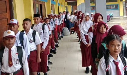 Dalam gambar tampak siswa-siswi berseragam putih merah (SD) yang merupakan calon peserta didik baru di SMPN Terpadu Bintuni. Selasa, 15 Juli 2025. Foto: Istimewa