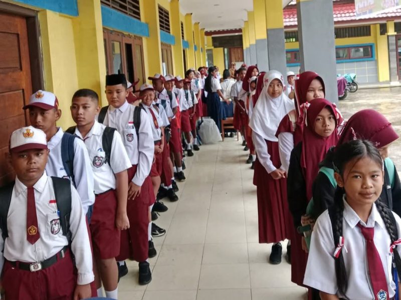 Dalam gambar tampak siswa-siswi berseragam putih merah (SD) yang merupakan calon peserta didik baru di SMPN Terpadu Bintuni.
Selasa, 15 Juli 2025.
Foto: Istimewa  