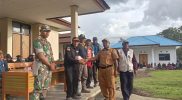 Keterangan Gambar: Kepala Distrik Kurulu, Natalis Sorabut, saat menyerahkan bantuan kepada Ketua LMA di halaman Kantor Distrik Kurulu, Kabupaten Jayawijaya, Provinsi Papua Pegunungan, Selasa (15/7). Foto: JS/MPR