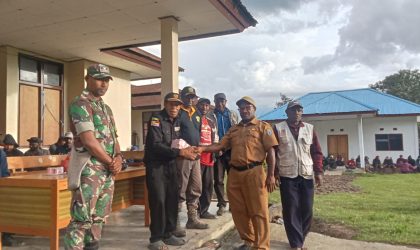 Keterangan Gambar: Kepala Distrik Kurulu, Natalis Sorabut, saat menyerahkan bantuan kepada Ketua LMA di halaman Kantor Distrik Kurulu, Kabupaten Jayawijaya, Provinsi Papua Pegunungan, Selasa (15/7). Foto: JS/MPR