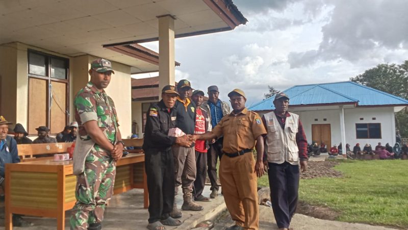Keterangan Gambar:
Kepala Distrik Kurulu, Natalis Sorabut, saat menyerahkan bantuan kepada Ketua LMA di halaman Kantor Distrik Kurulu, Kabupaten Jayawijaya, Provinsi Papua Pegunungan, Selasa (15/7).
Foto: JS/MPR  