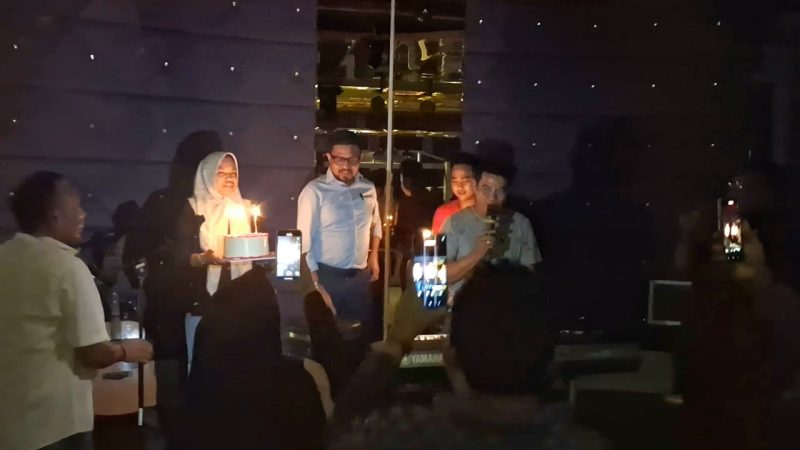 Keterangan Gambar: Momen pemotongan kue ulang tahun oleh Syamsudin Seknun, Wakil Ketua II DPR Provinsi Papua Barat, Rabu (16/7/2025).
