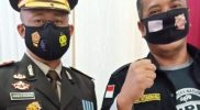 Keterangan Gambar: AKBP Hans Rachmatulloh Irawan, S.I.K. saat masih menjabat sebagai Kapolres Teluk Bintuni, berfoto bersama Pimpinan Mediaprorakyat.com, Haiser Situmorang. Keduanya tampak mengenakan masker di masa pandemi. Foto diambil pada 1 Juli 2021. (Dokumen: Mediaprorakyat.com)