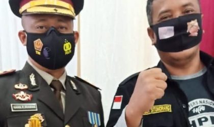 Keterangan Gambar: AKBP Hans Rachmatulloh Irawan, S.I.K. saat masih menjabat sebagai Kapolres Teluk Bintuni, berfoto bersama Pimpinan Mediaprorakyat.com, Haiser Situmorang. Keduanya tampak mengenakan masker di masa pandemi. Foto diambil pada 1 Juli 2021. (Dokumen: Mediaprorakyat.com)