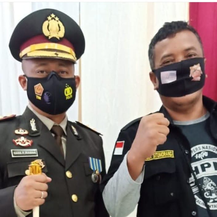 Keterangan Gambar:
AKBP Hans Rachmatulloh Irawan, S.I.K. saat masih menjabat sebagai Kapolres Teluk Bintuni, berfoto bersama Pimpinan Mediaprorakyat.com, Haiser Situmorang. Keduanya tampak mengenakan masker di masa pandemi.
Foto diambil pada 1 Juli 2021.
(Dokumen: Mediaprorakyat.com)
