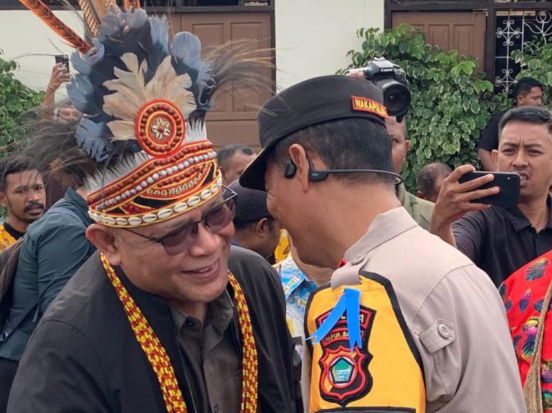 Kepala Kejaksaan Tinggi (Kajati) Papua Barat yang baru tiba di Bandara Rencana, Manokwari, dan mendapat sambutan hangat dari Wakapolda Papua Barat. Kehadiran dan penyambutan ini menjadi simbol soliditas antar aparat penegak hukum di wilayah Papua Barat.
