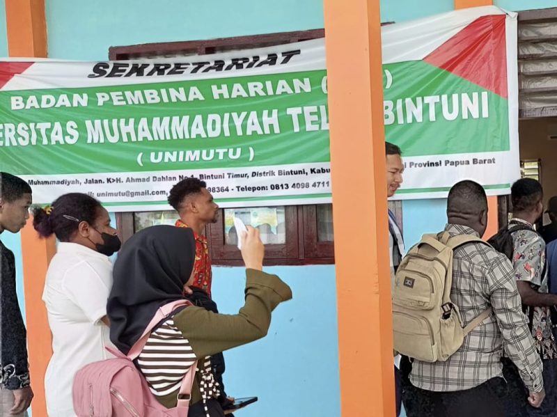 Para calon mahasiswa UNIMUTU tampak memasuki ruang kelas untuk mengikuti tes wawancara pada Jumat (18/7).
