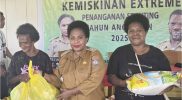Kepala Distrik Merdey (tengah) saat menyerahkan bantuan kepada warga masyarakat, Jumat (18/7/2025). Foto: Istimewa