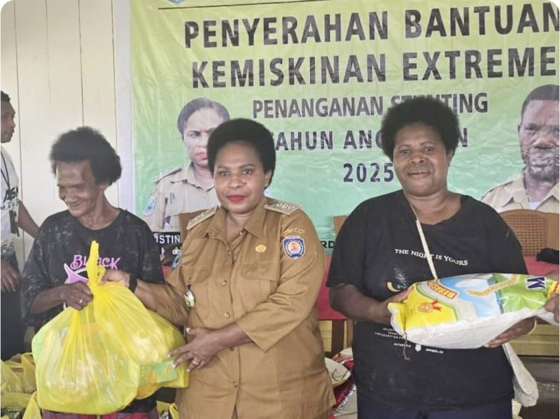 Kepala Distrik Merdey (tengah) saat menyerahkan bantuan kepada warga masyarakat, Jumat (18/7/2025).
Foto: Istimewa
