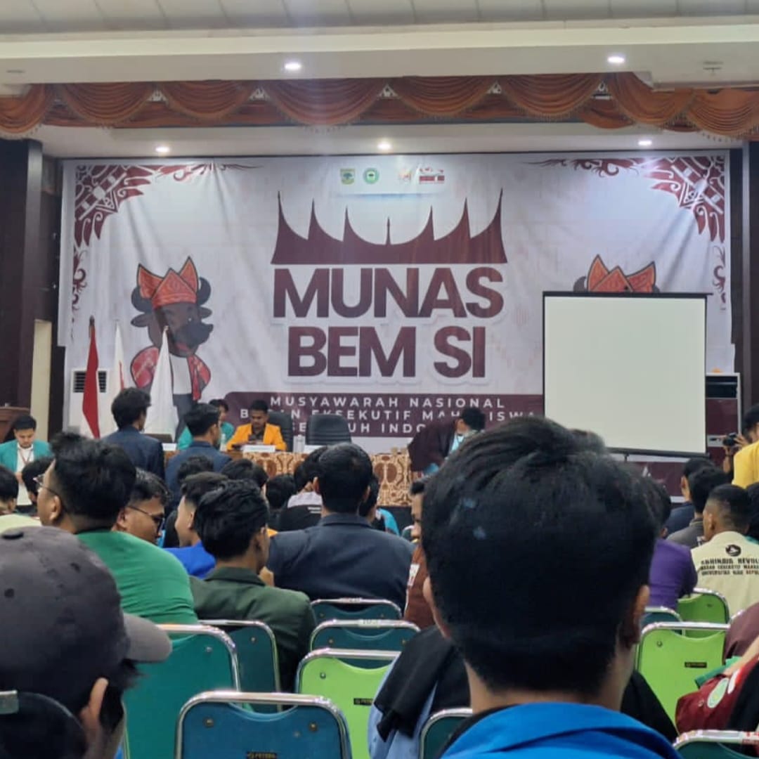 Keterangan Gambar: Suasana pembukaan Munas BEM SI ke-18 yang berlangsung di Aula Asrama Haji Padang, Sumatera Barat. Forum ini menjadi ruang konsolidasi nasional bagi mahasiswa dari seluruh Indonesia, termasuk BEM UNIPA yang turut menyuarakan isu masyarakat adat Papua.