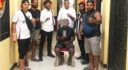 Keterangan Gambar: Wajah diblur — terduga pelaku pencurian, FR (26), diamankan bersama barang bukti dan berpose bersama Tim Macan Gunung Polres Teluk Bintuni usai penangkapan pada Senin (21/7). Foto: Istimewa