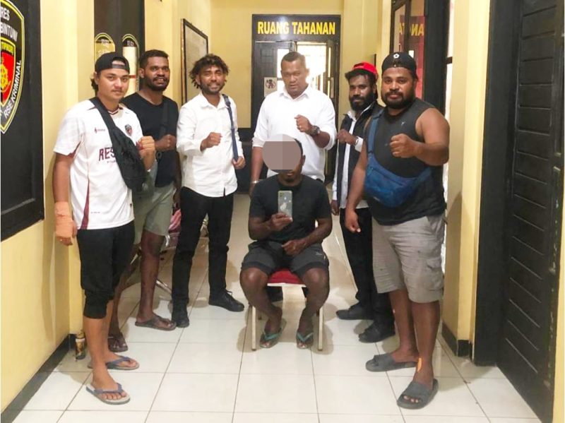 Keterangan Gambar:
Wajah diblur — terduga pelaku pencurian, FR (26), diamankan bersama barang bukti dan berpose bersama Tim Macan Gunung Polres Teluk Bintuni usai penangkapan pada Senin (21/7).
Foto: Istimewa  