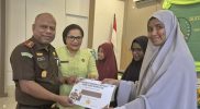 Kepala Kejaksaan Negeri (Kajari) Teluk Bintuni selaku Pengawas IAD Daerah, Jusak Elkana Ayomi, S.H., M.H., tampak mendampingi Ketua IAD Kejari Teluk Bintuni, Ny. Nova Jusak Ayomi, saat memberikan santunan pendidikan, Senin (21/7). Foto: Istimewa