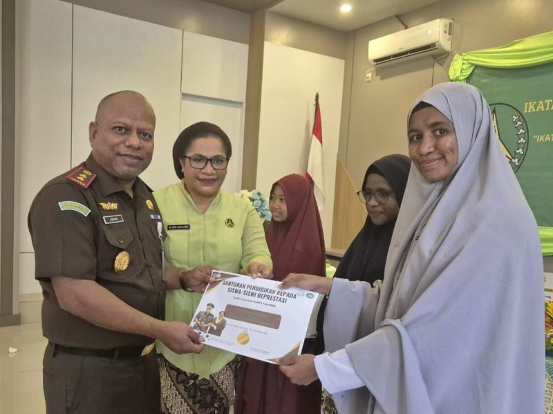 Kepala Kejaksaan Negeri (Kajari) Teluk Bintuni selaku Pengawas IAD Daerah, Jusak Elkana Ayomi, S.H., M.H., tampak mendampingi Ketua IAD Kejari Teluk Bintuni, Ny. Nova Jusak Ayomi, saat memberikan santunan pendidikan, Senin (21/7).
Foto: Istimewa  