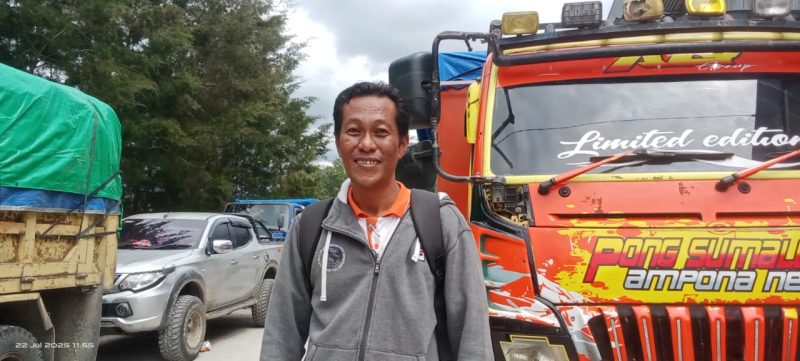 Amirudin, Koordinator Bulog Kabupaten Jayawijaya, saat memberikan keterangan kepada media di Gudang Beras Bulog, Kabupaten Jayawijaya, Provinsi Papua Pegunungan