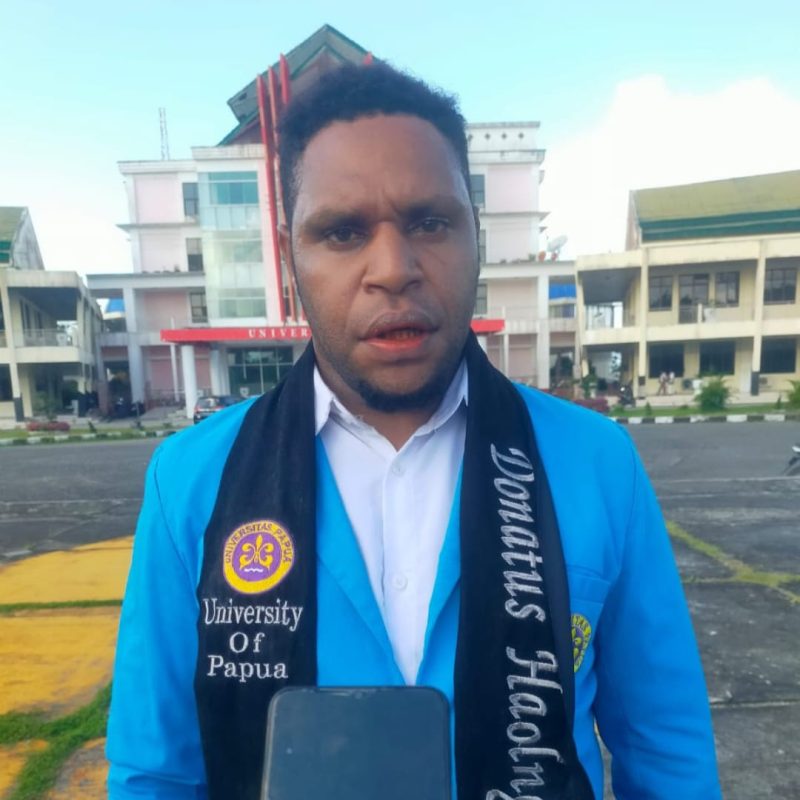 Keterangan gambar: Donatus saat diwawancarai di depan Gedung Rektorat Universitas Papua, Manokwari.
