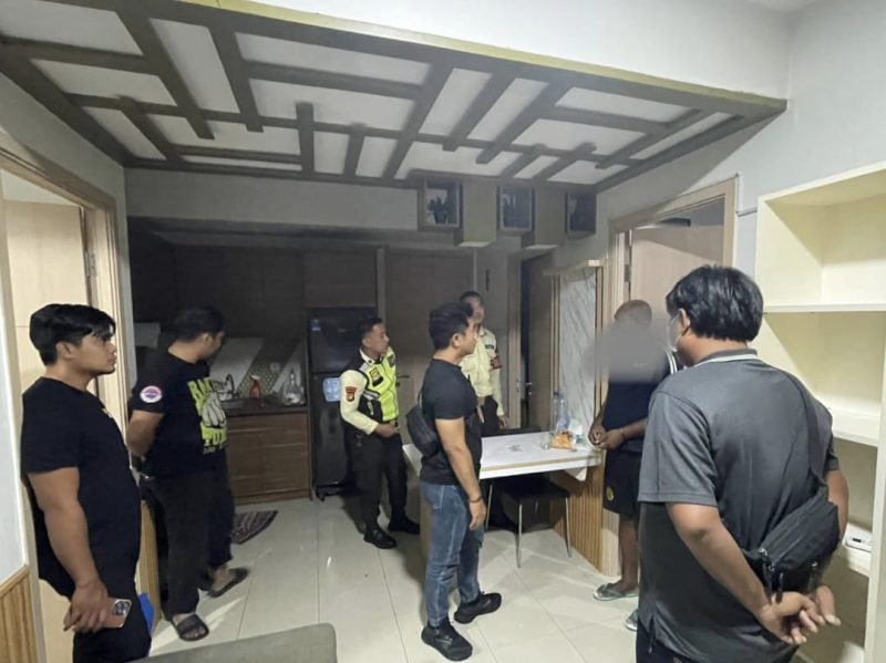 Tampak personel Polres Teluk Bintuni dan Mabes Polri bersama FS (wajah diblur) di sebuah apartemen di Jakarta, Senin (21/7/2025). Foto: Istimewa.  