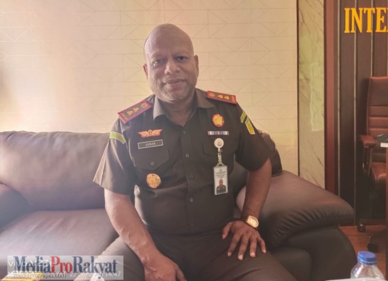Foto: Kepala Kejaksaan Negeri Teluk Bintuni, Jusak Elkana Ayomi, S.H., M.H., saat memberikan keterangan kepada wartawan.