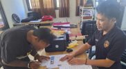 FA (wajah diburamkan) saat menjalani proses pemeriksaan di hadapan petugas kepolisian. (Foto: Istimewa)