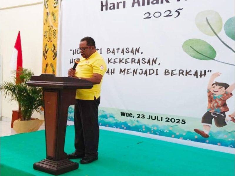 Asisten III Sekretariat Daerah (Setda) Bidang Administrasi Umum, Bapak Yohanis Manobi, menyampaikan sambutan Bupati Teluk Bintuni dalam rangka peringatan Hari Anak Nasional.
