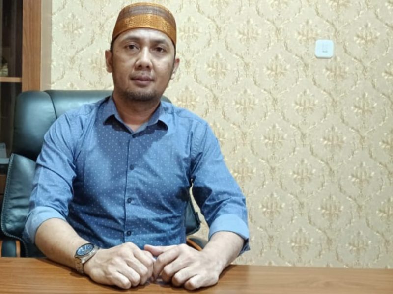 Wakil Ketua II DPRK Teluk Bintuni, H. Yasman Yasir, S.E., memberikan keterangan kepada wartawan di ruang kerjanya pada Kamis, 24 Juli 2025.