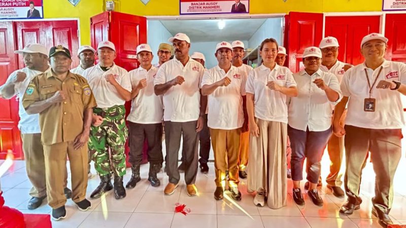 Tampak Pimpinan BRI  Bintuni berfoto bersama Bupati Teluk Bintuni, Pimpinan DPRK Teluk Bintuni, dan sejumlah tokoh lainnya saat peresmian Koperasi Merah Putih. (Istimewa)
