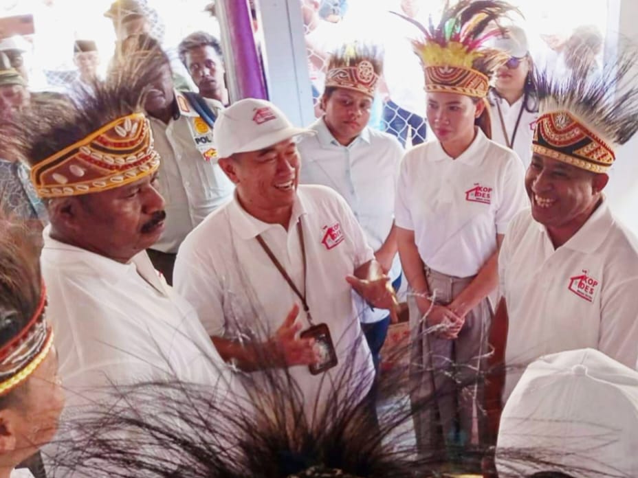 Tampak Pimpinan BRI Unit Bintuni (bertopi putih) bersama Bupati Teluk Bintuni (kiri), Pimpinan DPRK Teluk Bintuni (kanan), dan sejumlah tokoh lainnya saat peresmian Koperasi Merah Putih. (Istimewa)