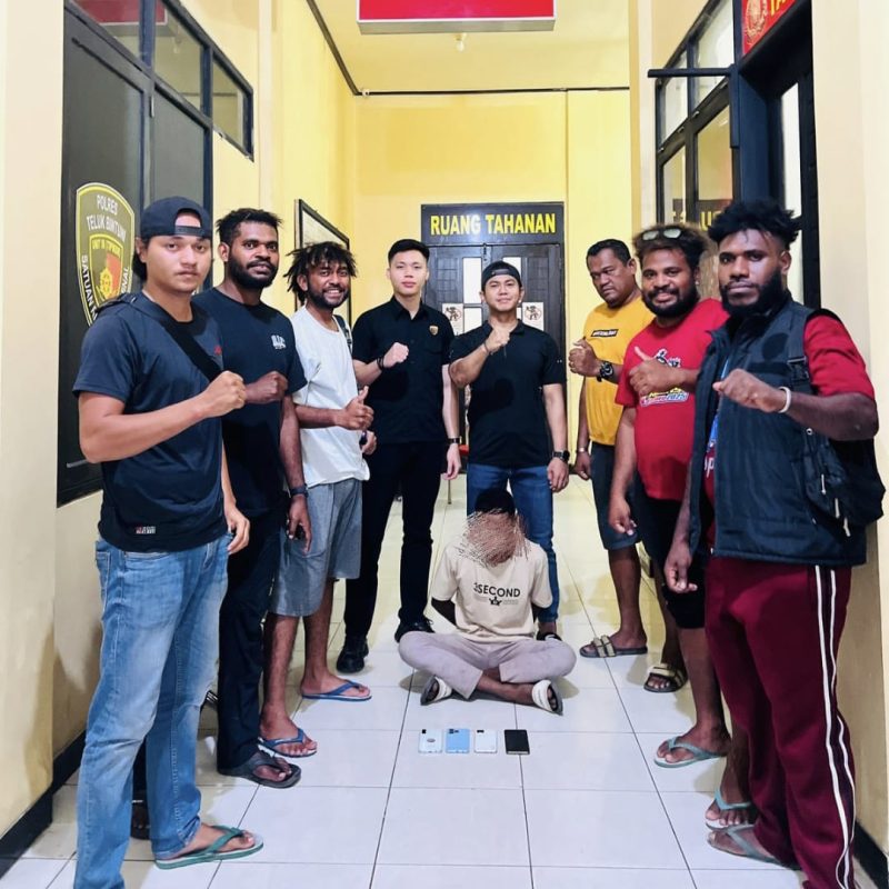 Tampak pelaku pencurian (wajah diblur) bersama barang bukti dan Tim Macan Gunung Polres Teluk Bintuni.
(Foto: Humas Polres Teluk Bintuni / Istimewa)

