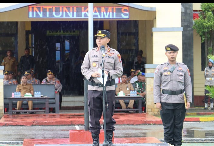 Kapolres Teluk Bintuni, AKBP Hari Susanto, S.I.K., saat memimpin apel dalam salah satu kegiatan di lingkungan Polres Teluk Bintuni. (Foto: Humas Polres Teluk Bintuni)  