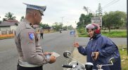 Petugas Satlantas Polres Teluk Bintuni saat memberikan sosialisasi keselamatan kepada para pengguna jalan. (Sumber: Satlantas Polres Teluk Bintuni)