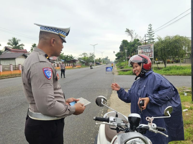 Petugas Satlantas Polres Teluk Bintuni saat memberikan sosialisasi keselamatan kepada para pengguna jalan.
(Sumber: Satlantas Polres Teluk Bintuni)
