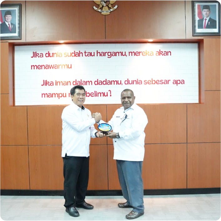 Tampak Kepala Perwakilan BPK RI Papua Barat (kanan) bersama Kepala Perwakilan Ombudsman RI Papua Barat–Papua Barat Daya (kiri).