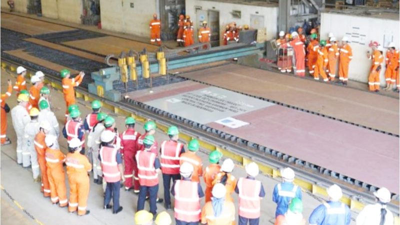 Keterangan gambar:  Sejumlah pekerja dan tamu undangan mengenakan alat pelindung diri (APD) lengkap menyaksikan proses pemotongan besi pertama (first steel cut) sebagai penanda dimulainya fabrikasi anjungan (offshore jacket) untuk Proyek Tangguh UCC di Karimun Yard, Indonesia.  Kegiatan ini merupakan bagian awal dari pembangunan fasilitas Proyek Tangguh Ubadari Carbon Capture Utilization and Storage (UCC), yang diperkirakan akan mulai berproduksi pada tahun 2028. Proyek ini diharapkan dapat menghasilkan sekitar 3 triliun kaki kubik gas untuk mendukung pemenuhan kebutuhan energi di kawasan Asia.  Kontak informasi: 📧 wigra.hanafiah@bp.com (bp Indonesia)
