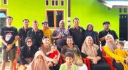 Ketua Paguyuban Pasundan Teluk Bintuni berfoto bersama para pengurus Paguyuban Pasundan Papua Barat. (Foto: Dokumen pribadi)