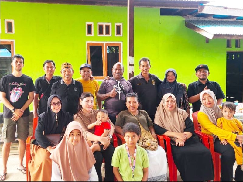 Ketua Paguyuban Pasundan Teluk Bintuni berfoto bersama para pengurus Paguyuban Pasundan Papua Barat.
(Foto: Dokumen pribadi)
