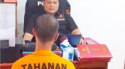 Kanit Siber Satreskrim Polresta Manokwari, Ipda Didit Wahyudi, memeriksa pelaku penyebaran video asusila terhadap mantan pacarnya yang berstatus ASN. (Foto: M. Saragih / MPR)