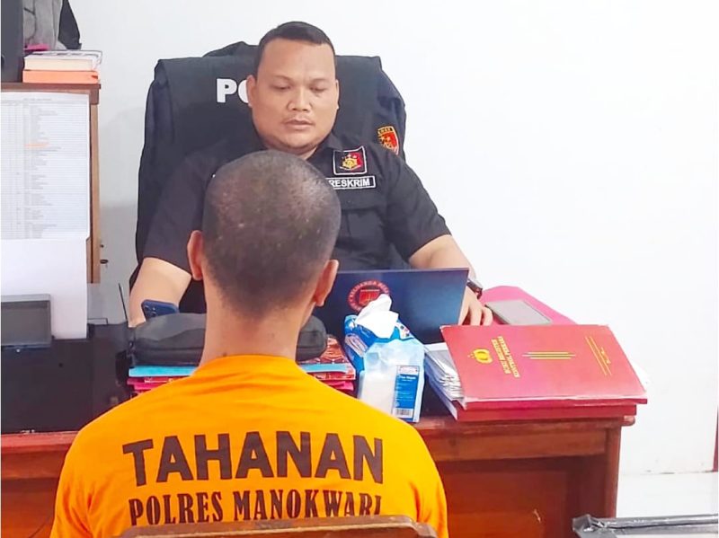 Kanit Siber Satreskrim Polresta Manokwari, Ipda Didit Wahyudi, memeriksa pelaku penyebaran video asusila terhadap mantan pacarnya yang berstatus ASN.
(Foto: M. Saragih / MPR)