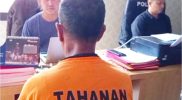 Pelaku berinisial ER (60) saat diperiksa oleh Satreskrim Polresta Manokwari. (Foto: M. Saragih/MPR)