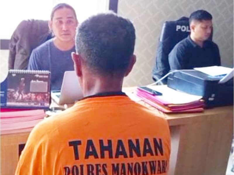Pelaku berinisial ER (60) saat diperiksa oleh Satreskrim Polresta Manokwari.
(Foto: M. Saragih/MPR)  